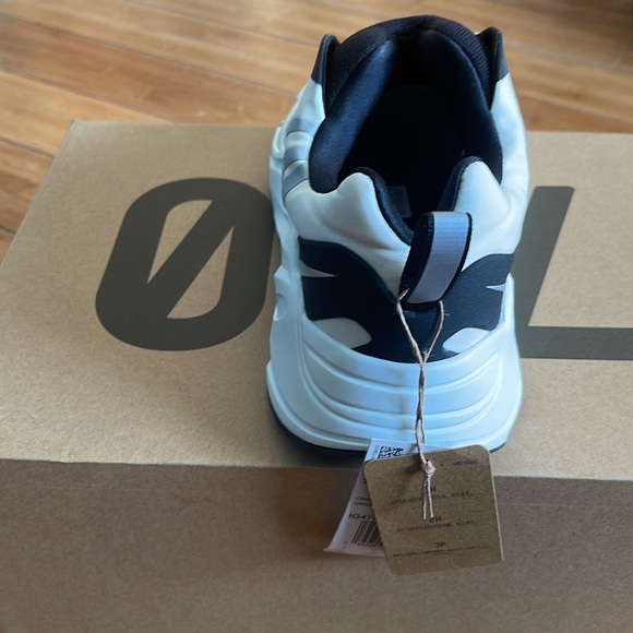 AUTHENTIC YEEZY MNVN 700, MENS 7.5. WMNS 8/8.5 NWT - Picture 10 of 15